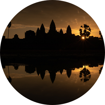 Gouden zonsopgang bij de tempel van Angkor Wat - Siem Reap, Cambodja van Thijs van den Broek