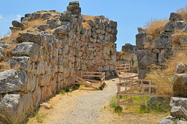 De Myceense ruïnes van Tiryns met hun antieke cyclopische stenen muren van Tomherkules