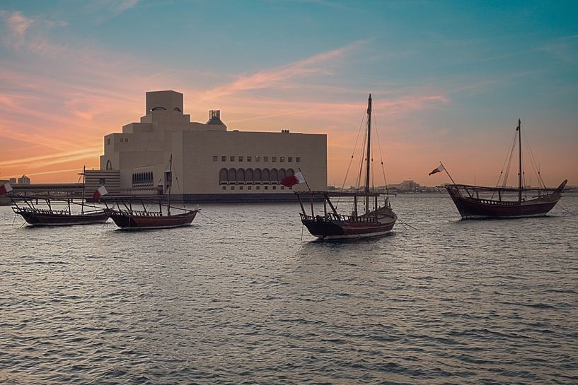 Museum van Islamitische Kunst in Doha, Qatar buitenopname bij zonsondergang van Mohamed Abdelrazek