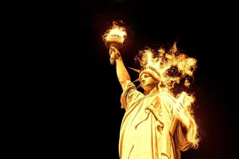  Statue de la Liberté avec feu brûlant isolée sur fond noir par Maria Kray