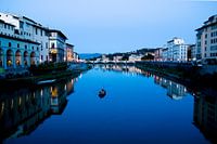 Bootje in avondlicht op een kanaal door Florence