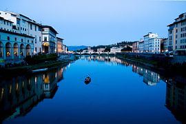 Boot im Abendlicht auf einem Kanal in Florenz von Marja van Noort