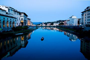 Gondel in avondlicht op een kanaal door Florence
