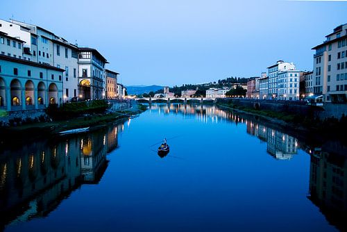 Boot im Abendlicht auf einem Kanal in Florenz