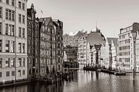 Nikolaifleet und Elbphilharmonie in Hamburg / Schwarzweiss