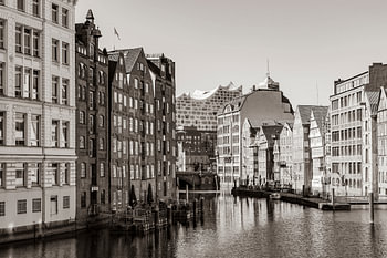 Nikolaifleet und Elbphilharmonie in Hamburg / Schwarzweiss