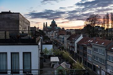 Stadzicht bij zonsondergang over Brussel, België van Werner Lerooy