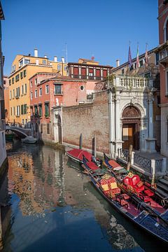 Gondolas in de oude stand Venetie, Italie