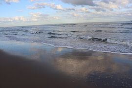 Nuages se reflétant dans les eaux de la mer à marée basse sur jpgriffintheauthor