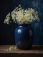 Gipskruid in een donkerblauwe vaas