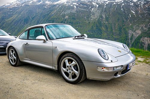 Porsche 911 sportwagen in de Alpen