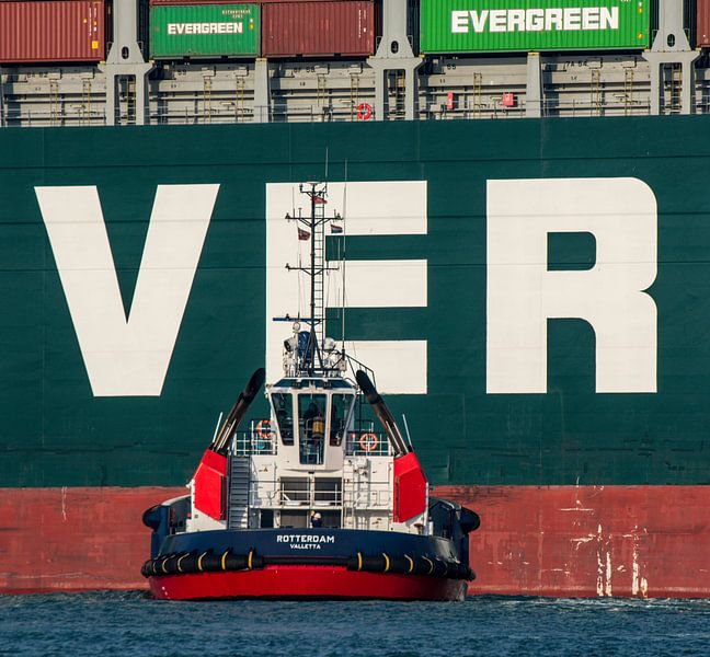 Tugboat in Action Rotterdam by scheepskijkerhavenfotografie