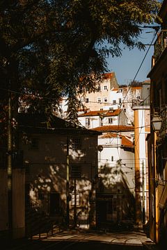 Zon en schaduw in Lissabon van Aniek Paauwe