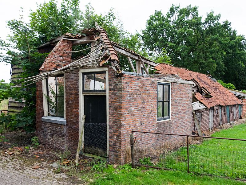 Bouwvallige boerderijtje by Willem Visser