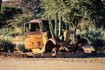 Vintage cars in the Namibian desert by Roland Brack