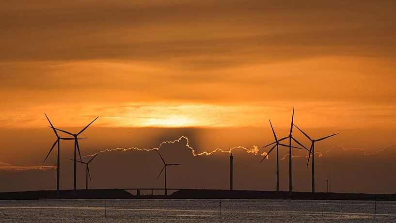 Le soleil se couche sur la barrière orientale de l'Escaut avec une bordure dorée brillante le long des nuages. par Gert van Santen