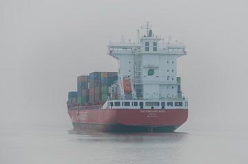 Containerschip in de mist van Jan Georg Meijer