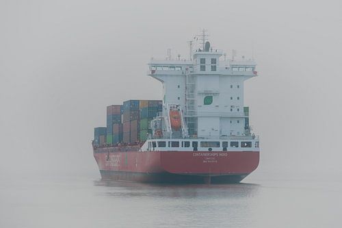 Containerschip in de mist