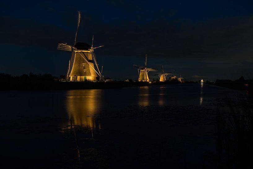 de windmolens in Kinderdijk zijn verlicht par Marcel Derweduwen