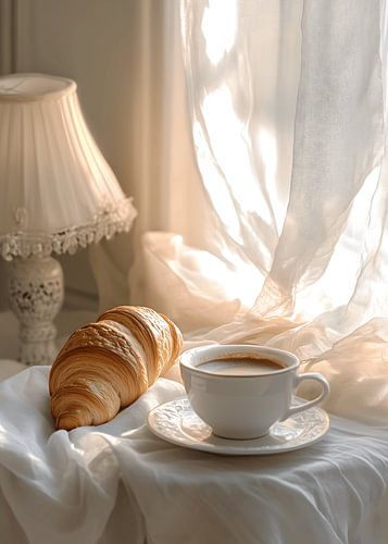 Ochtendhumeur met koffie en croissant in het zonlicht