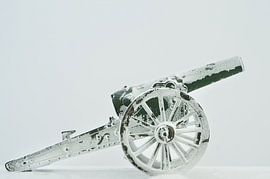 Eingefrorene historische Militärkanone im Winterschnee von Milcho Milev