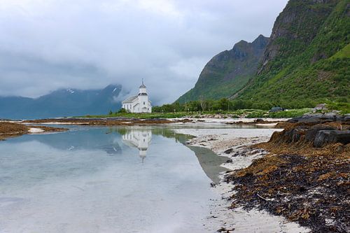 Une petite église isolée dans la nature paisible