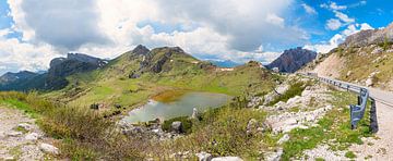 pasweg meer Valparola, berglandschap Zuid-Tirol van SusaZoom