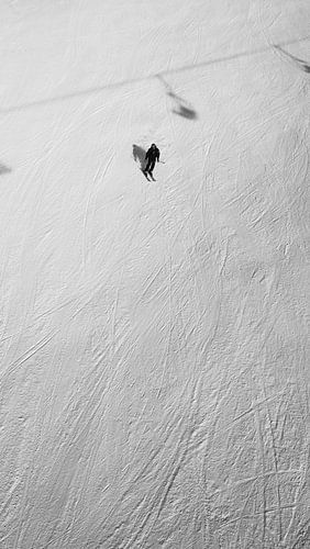 Individuele Afdaling: Piste-Pracht met Schaduwspel en Skireliëf