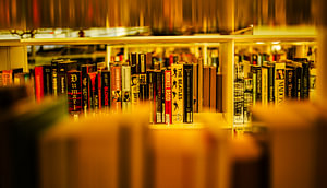 Bücherregal im Goldlicht – Bibliotheks Fotokunst
