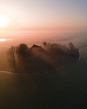 Farm im Morgennebel bei Sonnenaufgang von Ewold Kooistra