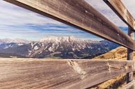Vue sur les Alpes à travers une clôture en bois par Shanti Hesse Aperçu