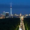 Berlin Skyline avec la tour de télévision et la porte de Brandebourg à l'heure bleue sur Frank Herrmann