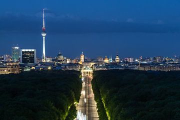 Berlin Skyline avec la tour de télévision et la porte de Brandebourg à l'heure bleue