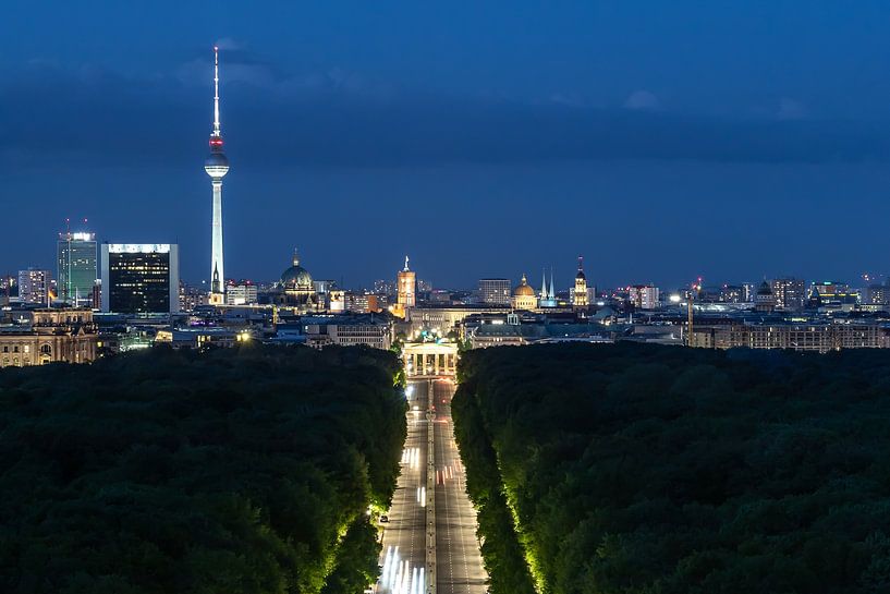 Berlijnse skyline met Fernseturm en Brandenburger Tor op het blauwe uur van Frank Herrmann