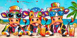 Vrolijke koeien met cocktails op het strand
