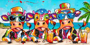 Vaches joyeuses avec des cocktails sur la plage
