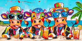 Vrolijke koeien met cocktails op het strand