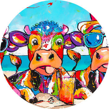 Vrolijke koeien met cocktails op het strand van Happy Paintings