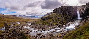 Blick mit Wasserfall und Bach