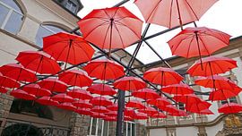 Ein Dach aus Regenschirmen am Eingang des Regionalmuseums von Maribor in Slowenien. von Gert Bunt