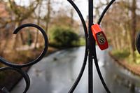 Une serrure rouge attachée à un pont pittoresque