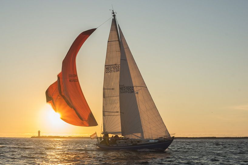 Naderende zeilboot in de haven van IJmuiden van Harm-Jan Tamminga