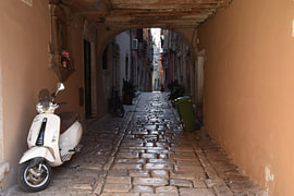 Straatje in Rovinj 1 van Erik Buitenhuis