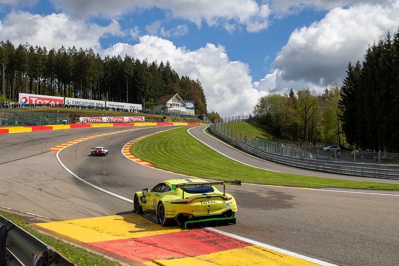 Aston Martin in Eau Rouge op Spa-Francorchamps van Rick Kiewiet