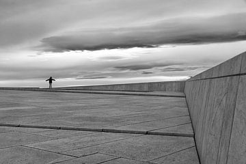 Norwegen, Oslo: Ein Kind fängt den Wind auf dem Dach des Opernhauses ein von Anke de Groot