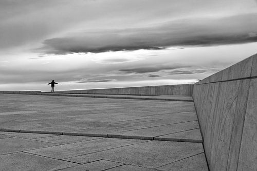Noorwegen, Oslo, kind vangt wind op het dak van het opera gebouw