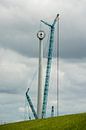 Bouw van een moderne windmolen aan de dijk in Nederland von Tonko Oosterink Miniaturansicht