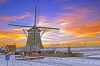 Traditionele molen op het nederlandse platteland bij zonsondergang par Eye on You Aperçu