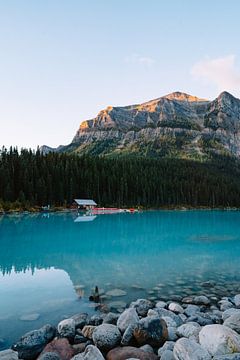 Het blauwe water van Lake Louise in Canada van Marit Hilarius