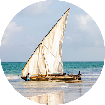 Oude traditionele zeilboot op het strand in Zanzibar van Michiel Ton